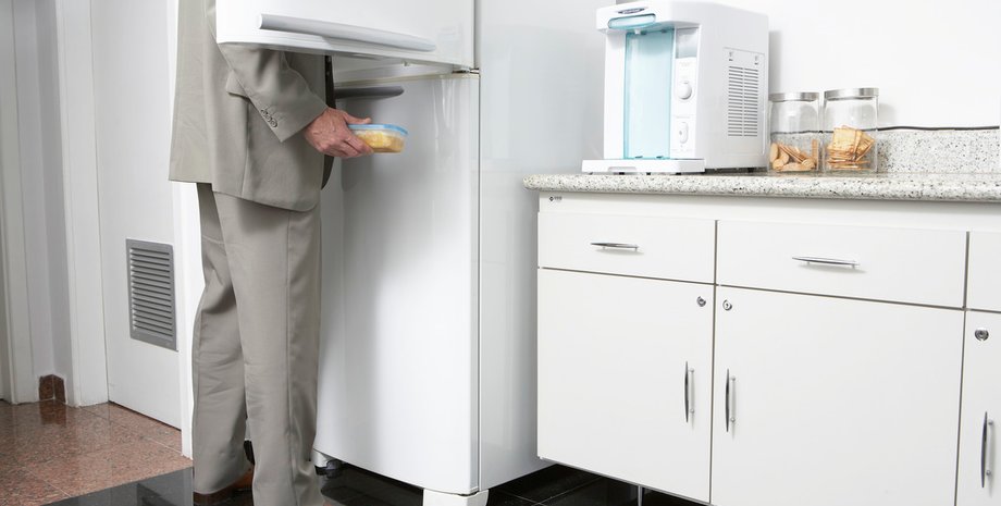 Мужчина придумал план мести за постоянную кражу его обедов