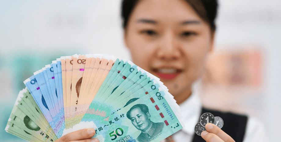 Девушка с телефоном, женщина с телефоном, телефон, смартфон, деньги, фальшивые деньги, полиция, тренировочные деньги,