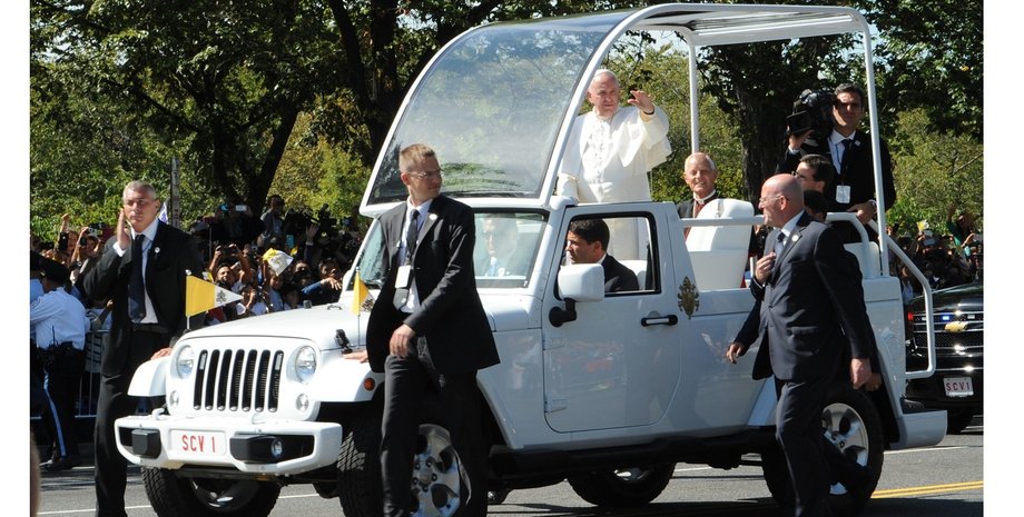Папа Франциск, папамобиль Jeep
