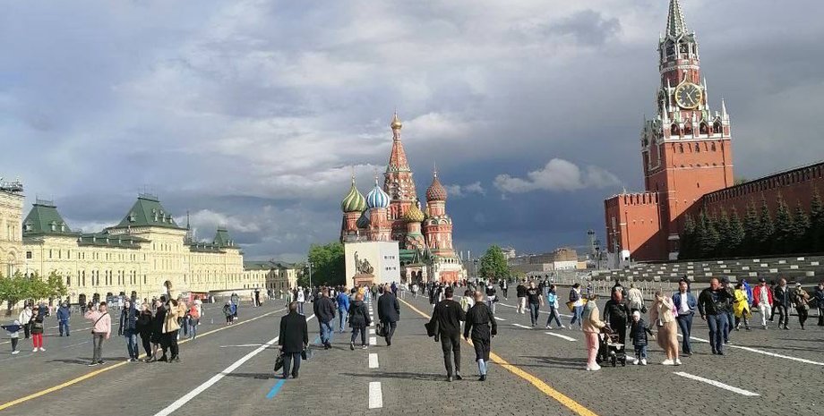 Сине-желтая дорожная разметка. Красная площадь, военный парад