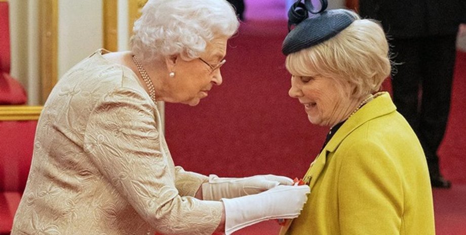 Королева награждает актрису Уэнди Крейг/Фото: Dominic Lipinski