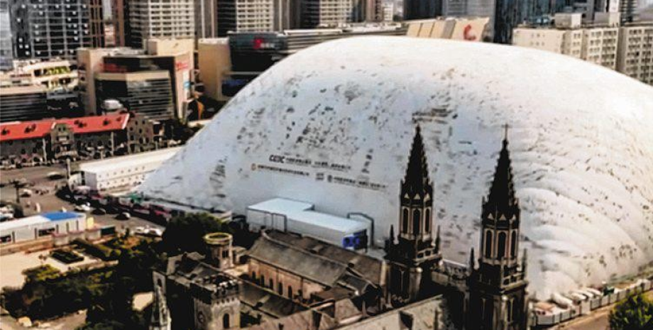 Теперь местные не слышат грохота оборудования и не видят пыли на улицах Бесшумно и без пыли: в Китае создали уникальный купол для строительных работ