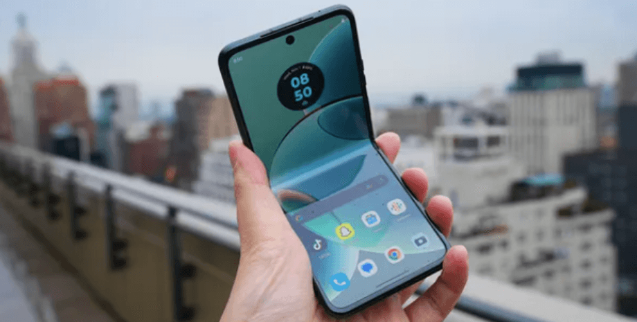 Смартфон Motorola Razr 2023 года