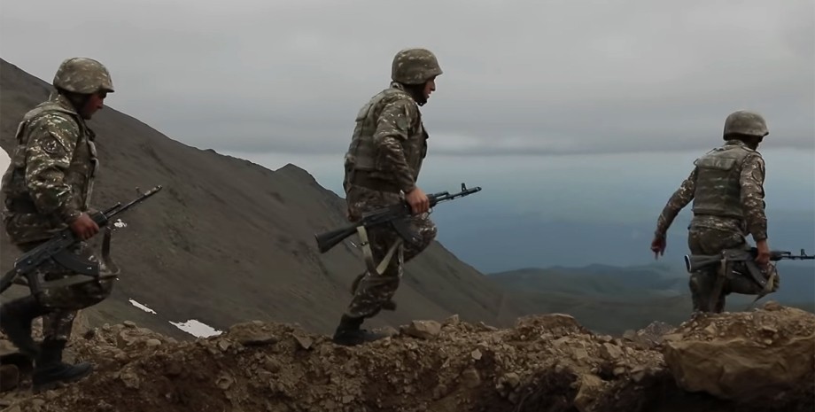 Армії Вірменії та Азербайджану обстріляли позиції у прикордонних районах