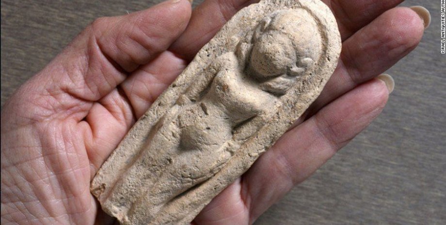 Статуэтка, найденная мальчиком / Фото: Clara Amit / Israel Antiquities Authority
