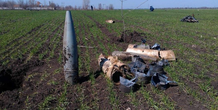 Боеприпасы, разлетевшиеся после пожара / Фото: ГСЧС