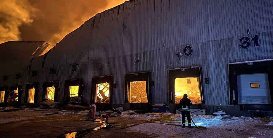 Склад Roshen атакован Удар по складу Roshen в Яготине – помещение полностью уничтожено