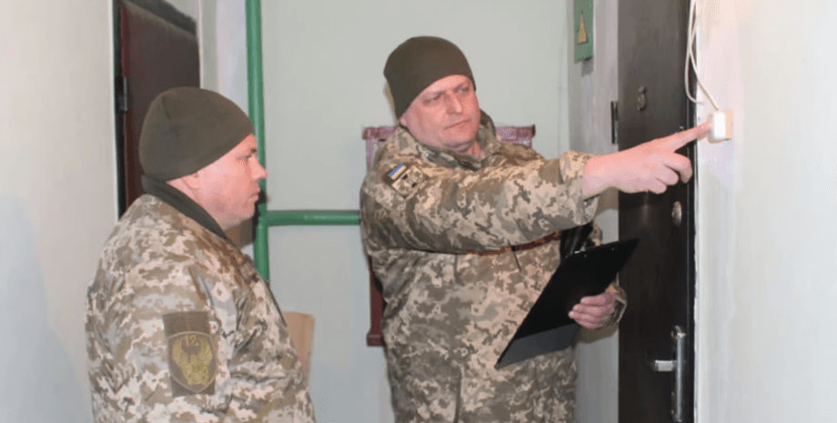 Работники ТЦК возле квартиры