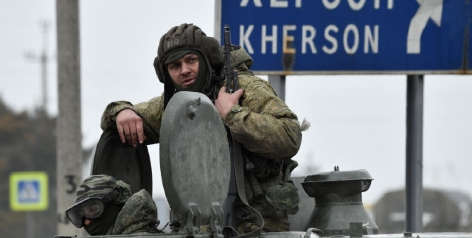 дорожный знак, Херсон, украинский военный, Херсонское направление