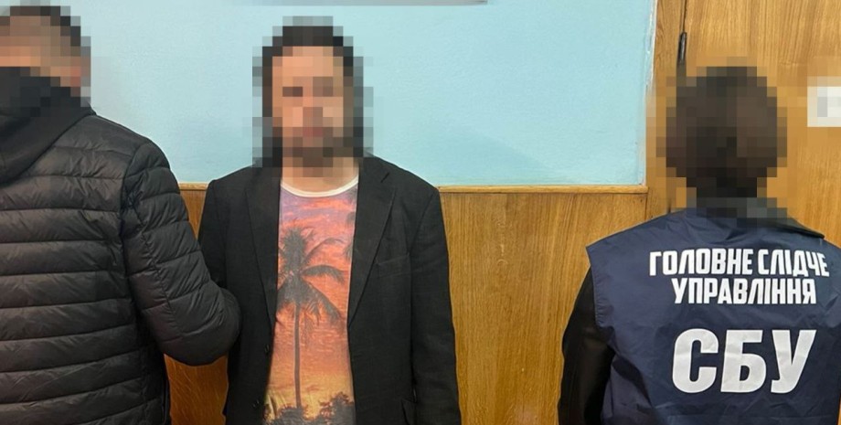 СБУ задержала мужчину, который насмехался над могилами героев на Майдане Независимости СБУ задержала мужчину, который насмехался над могилами героев на Майдане Независимости