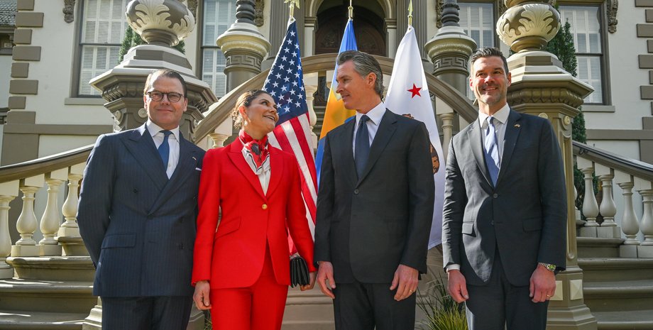 Кронпринцесса Швеции Виктория, стильный деловой образ, визит в сша, красный блейзер, шарф, кронпринц даниель