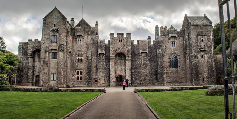 Замок Комптон у Британії, замок, фортеця, укріплена садиба, фальшивий замок, замок у глушині, колонія в США, справжня перлина