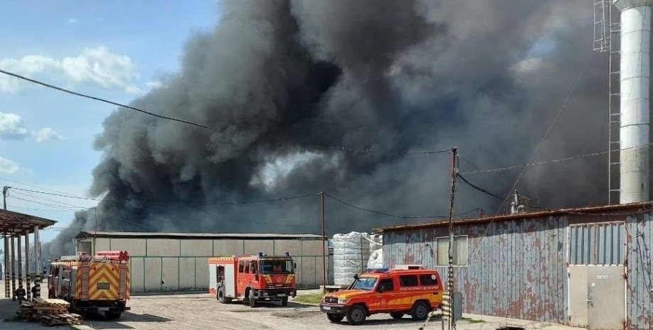 пожар на химпредприятии в Кропивницком, пожар локализован, есть погибший, производство лакокрасочной продукции