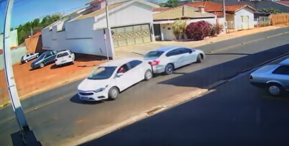 два авто в Бразилії зіткнулися, здаючи заднім хом