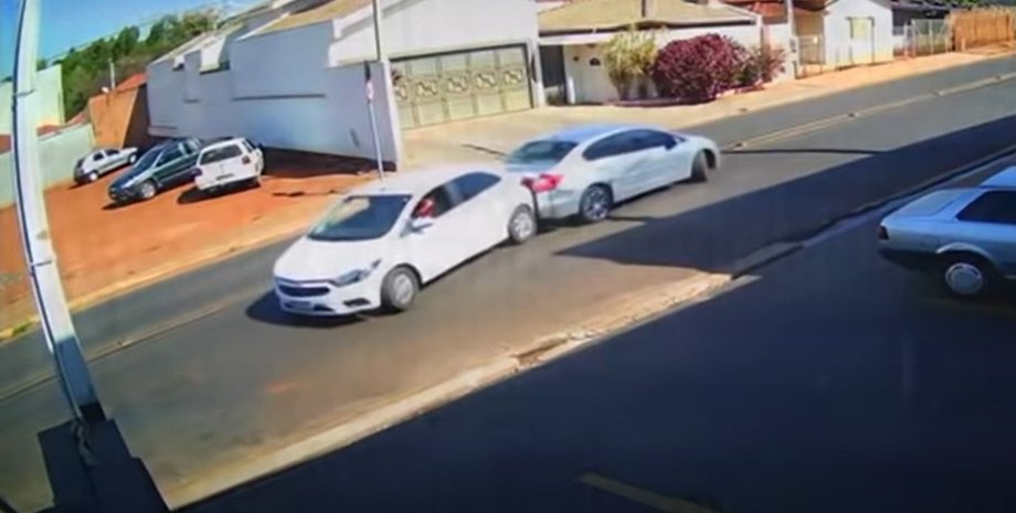 два авто в Бразилии столкнулись, сдавая задним хом