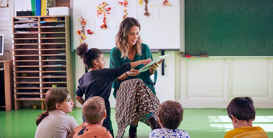 Девочка играет