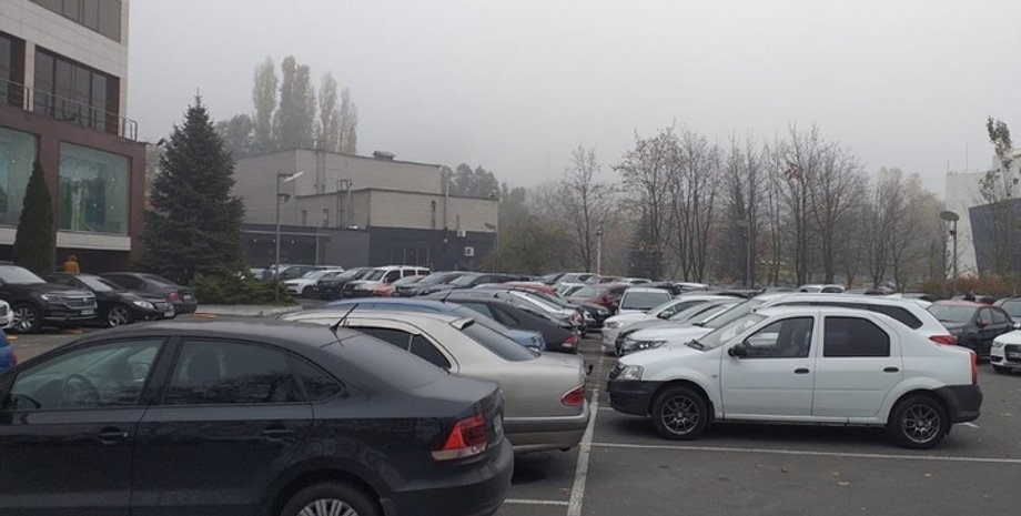 Парковка около Приватбанка в Днепре/Фото: prozorro.sale/auction