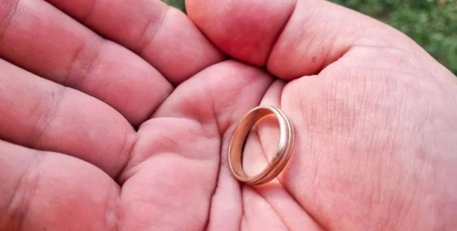 Мужчина нашел золотое кольцо возле своего дома, находка, ювелирные изделия, украшения, Канада