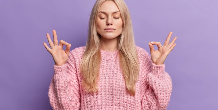 Девушка медитирует