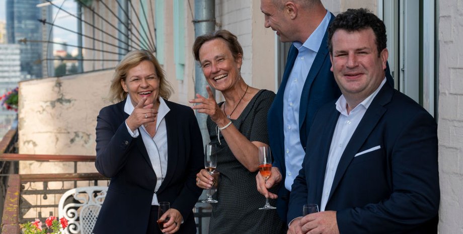 Віталій Кличко, Анка Фельдхузен, Ненсі Фезер, шампанське, прийом у посольстві, мер Києва, міський голова, КМДА