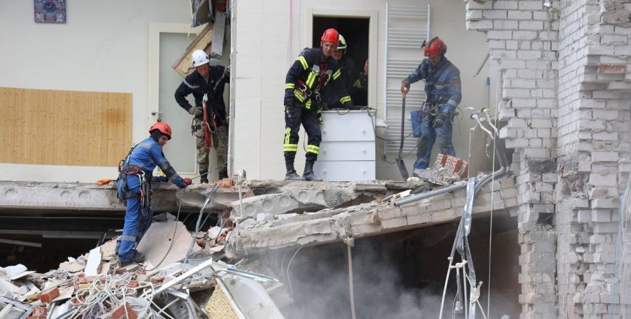 днепр, спасатели, разбор завалов, разрушенный дом, ракетный удар Днепр 28 июня