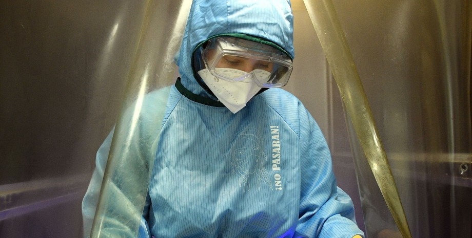 Врач в защитном костюме, медик, коронавирус, больница, пандемия covid-19, третья волна коронавируса