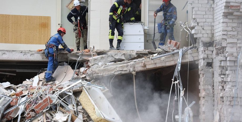 Спасатели разбирают завалы в Днепре после удара по дому после удара по дому