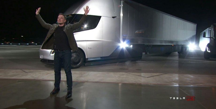 Илон Маск и электрогрузовик Tesla Semi. Фото: Tesla