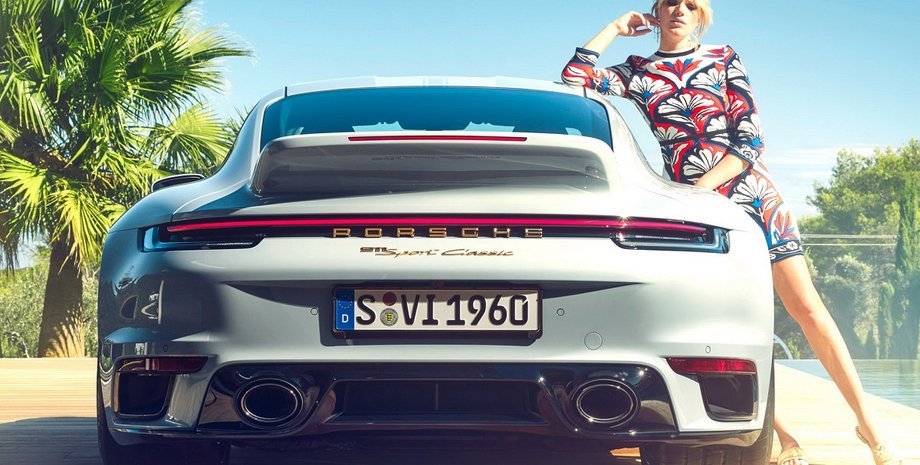 Porsche 911 Sport Classic 2022 с девушкой, девушка и Порше, девушка и Porsche 911, Porsche 911 Sport Classic 2022 вид сзади, Porsche 911 Sport Classic 2022 внешность, Porsche 911 Sport Classic 2022 дизайн