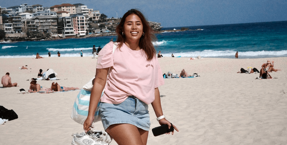 Жінка знімає відео в маленькому номері готелю в Сіднеї з туалетом усередині кімнати