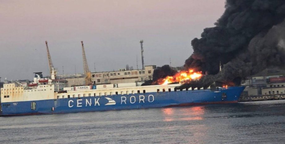 Палаючий корабель Cenk Roro
