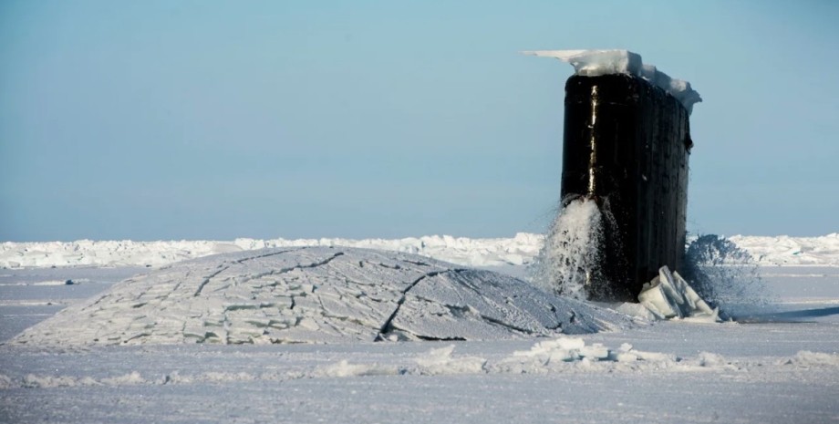 Лодка ВМС США в Арктике