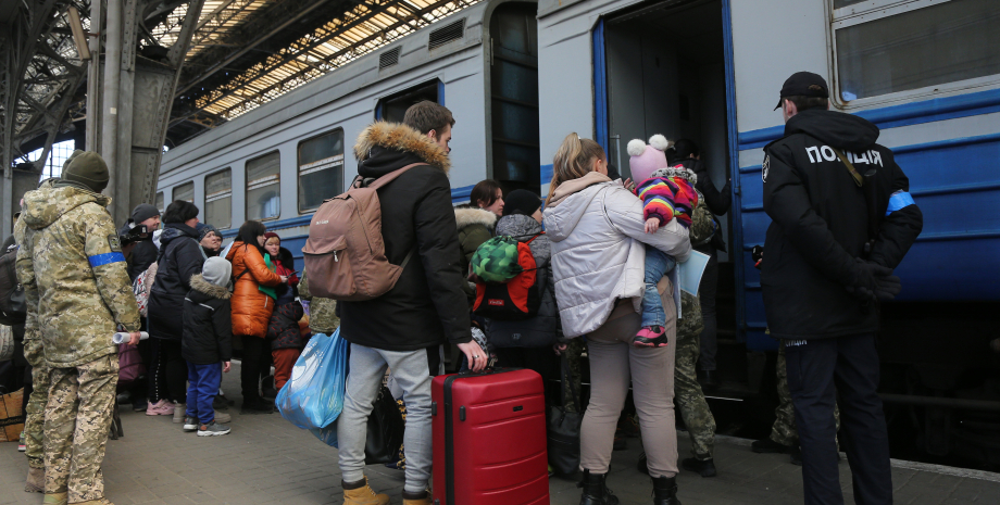 переселенці, переселенці україна, внутрішньо переміщені особи, біженці на вокзалі