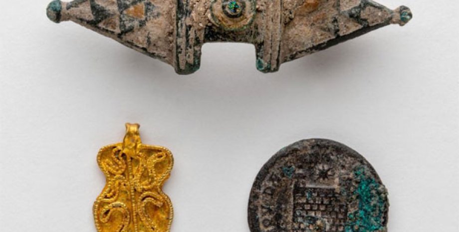 Заколка (сверху), золотая подвеска и римская монета. фото: Dipartimento giustizia URI
