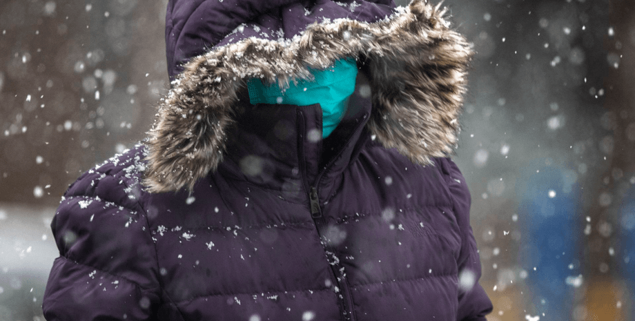 зима, человек в маске на улице