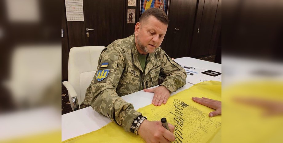 Прапор із підписом головнокомандувача продали на концерті у стендап-коміка Антона Тимошенка