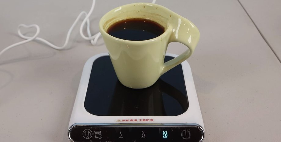 Чашка з кавою на USB-підігрівачі