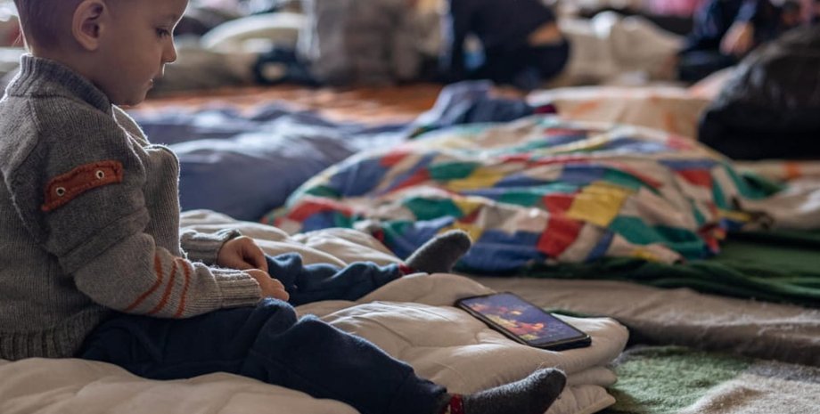 Українські біженці, забирають дітей в українців, українські сім'ї в Європі