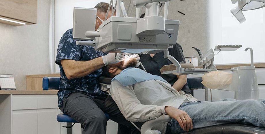 Прибиральник прикинувся стоматологом, вирвав 4 зуби, видалив 4 зуби, передні зуби, нестерпний біль, зубний біль, прибиральник, стоматолог