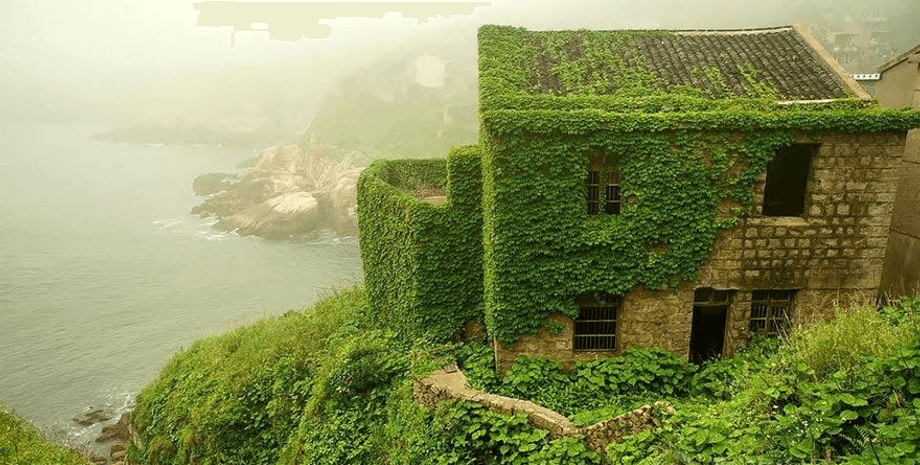 Заброшенная деревня, Хоутуван, Китай, руины, покинутые дома, в деревне нет жителей, покинутая деревня, туристы, достопримечательность, зеленая деревня, рыбацкая деревня