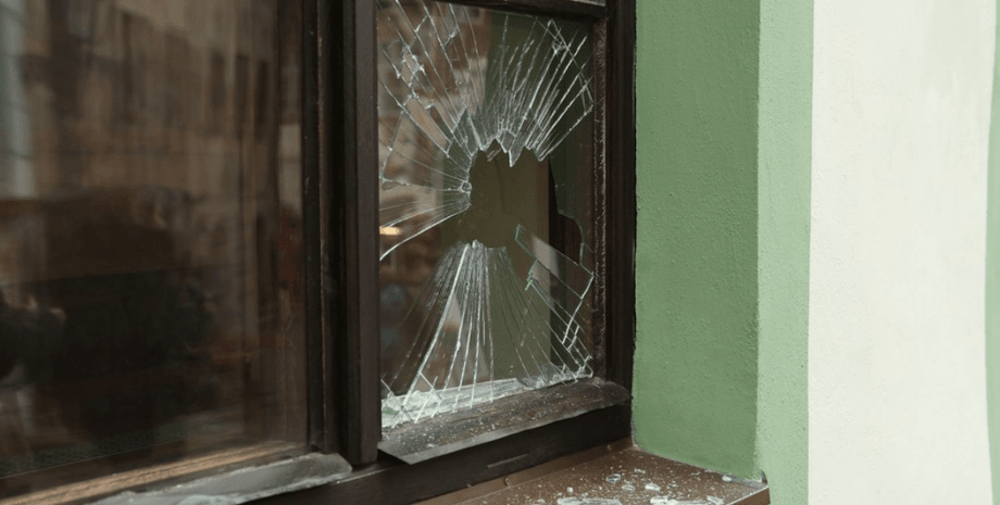 разбитое окно, разбитое стекло в окне