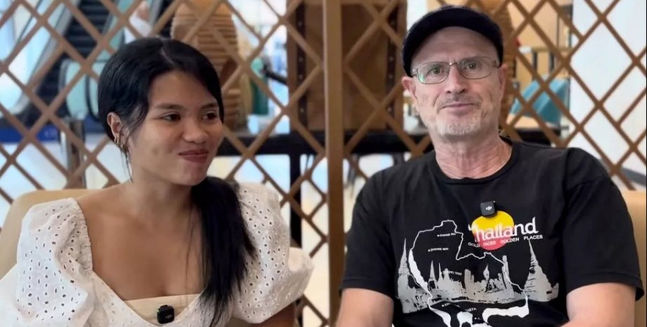 Мужчина и молодая женщина из Филиппин сидят вместе и дают интервью о своих отношениях с большой разницей в возрасте