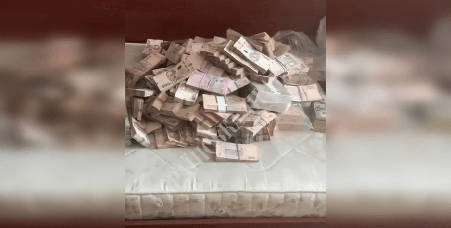 гроші, пачки грошей, обшуки, Олександр Миронюк