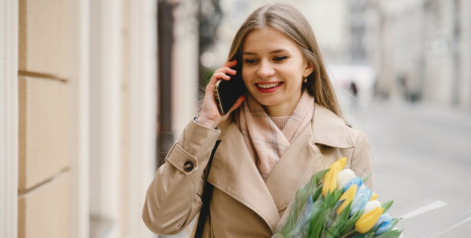 женщина с цветами улыбается женщина с букетом цветов