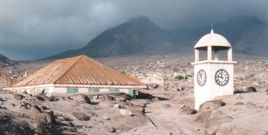 Плімут, загублене місто, місто-привид, острів Монтсеррат, Карибські острови, вулканічний попіл, темний туризм, виверження вулкана, місто поруч із вулканом