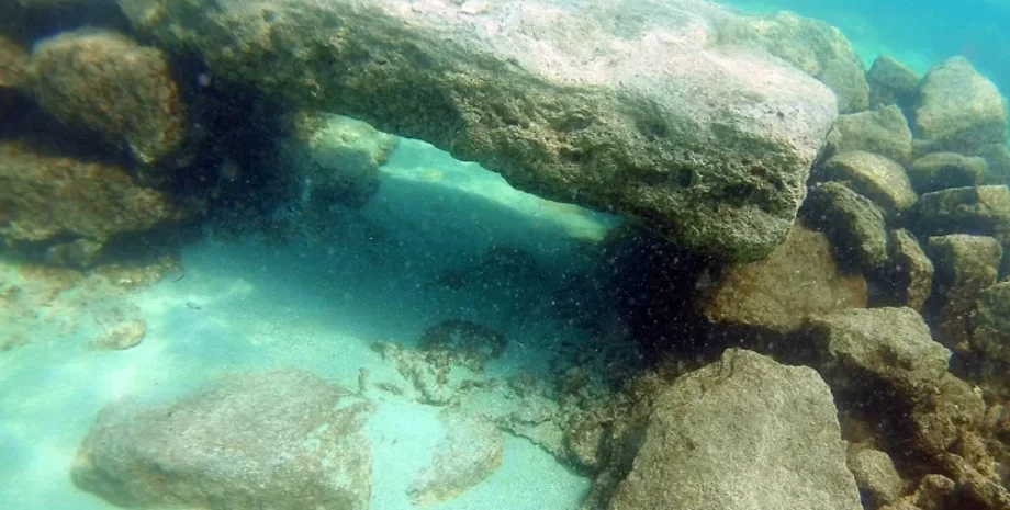 Озеро Ван, подводные руины, исторический город, древние цивилизации, подводное наследие, археологические открытия, символы креста, племя Кайы, самое большое озеро Турции, Ближний Восток, озеро с натриевой водой, Ноев потоп, дайвинг, археология