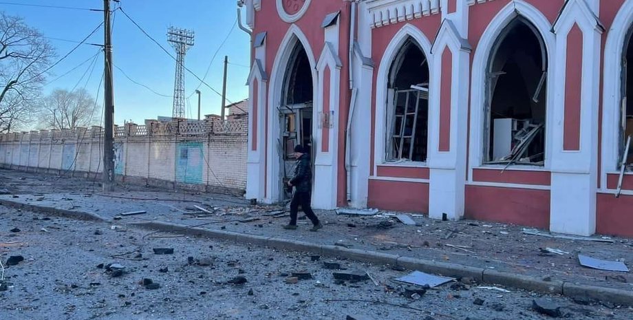 Будівлю бібліотеки в Чернігові (колишній музей української старовини В. Тарновського) збудовано у ХІХ ст.