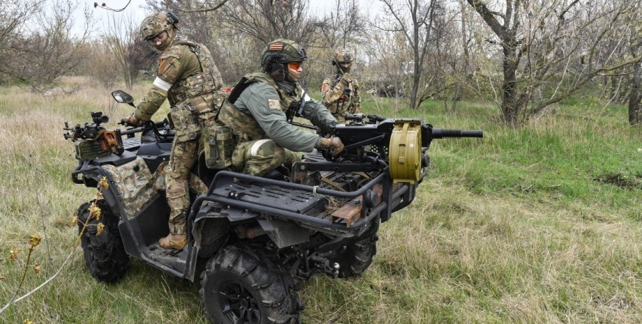 ЗС РФ почали кидати в бій квадроцикли. Українські військові кажуть, що їх важче ...