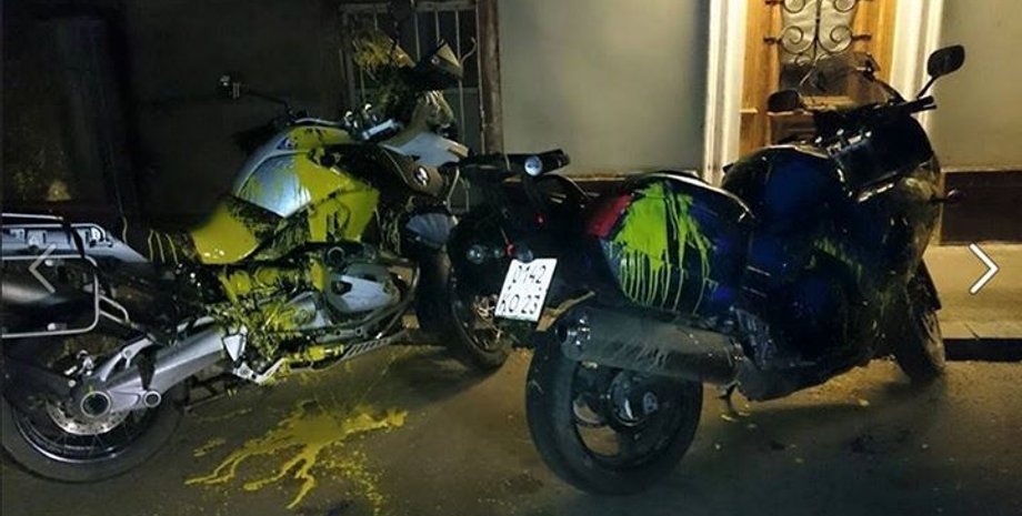 Облитый краской мотоцикл российского туриста в Тбилиси / Фото: Facebook