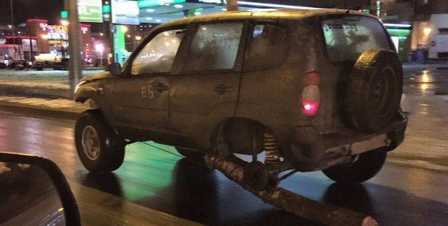 Водитель ехал с бревном вместо колеса / vk.com/spb_today